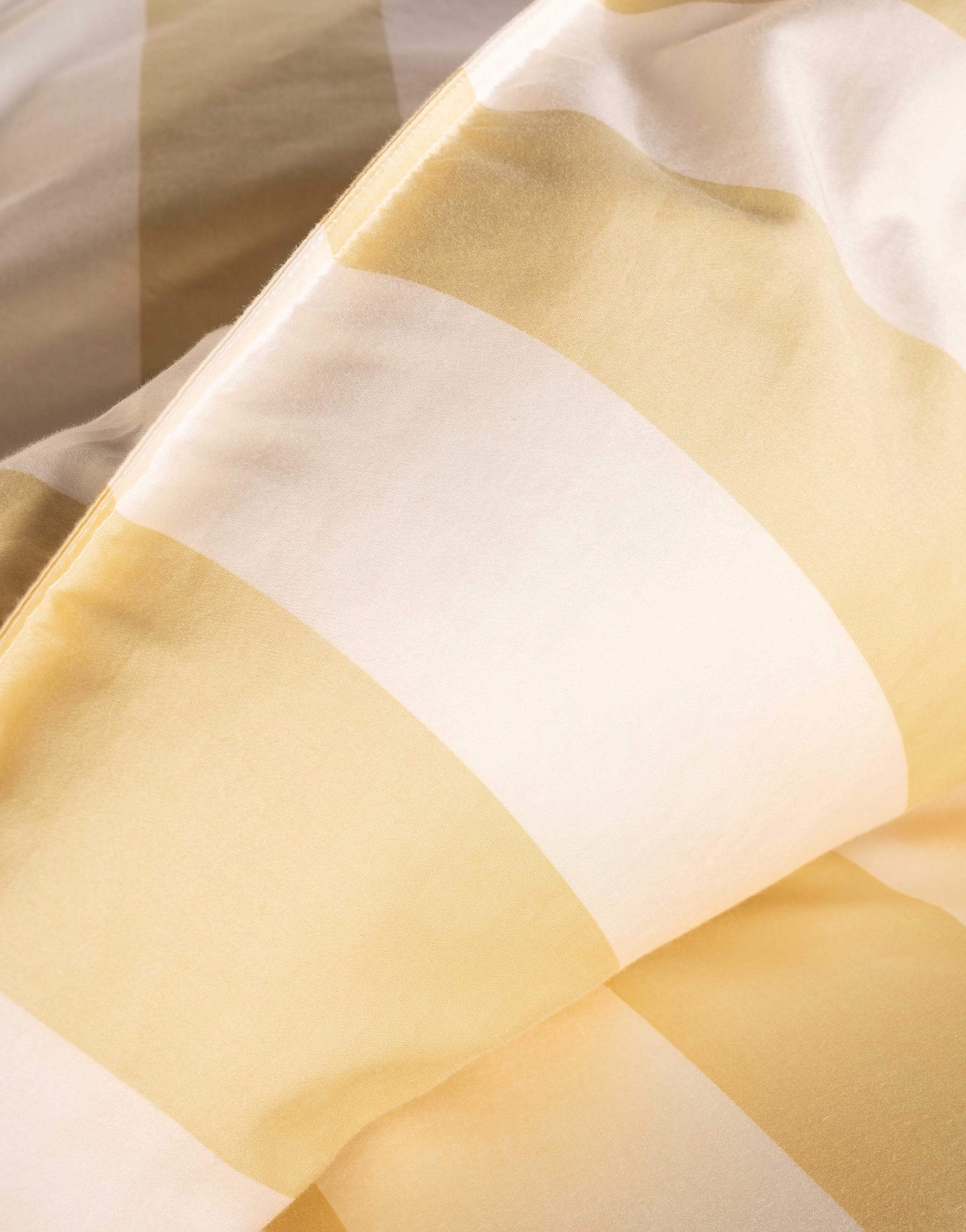 Satin Bettwäsche 135x200 cm – Nahaufnahme Gelb-weiss gestreiftes Muster Textur, 100% Baumwolle