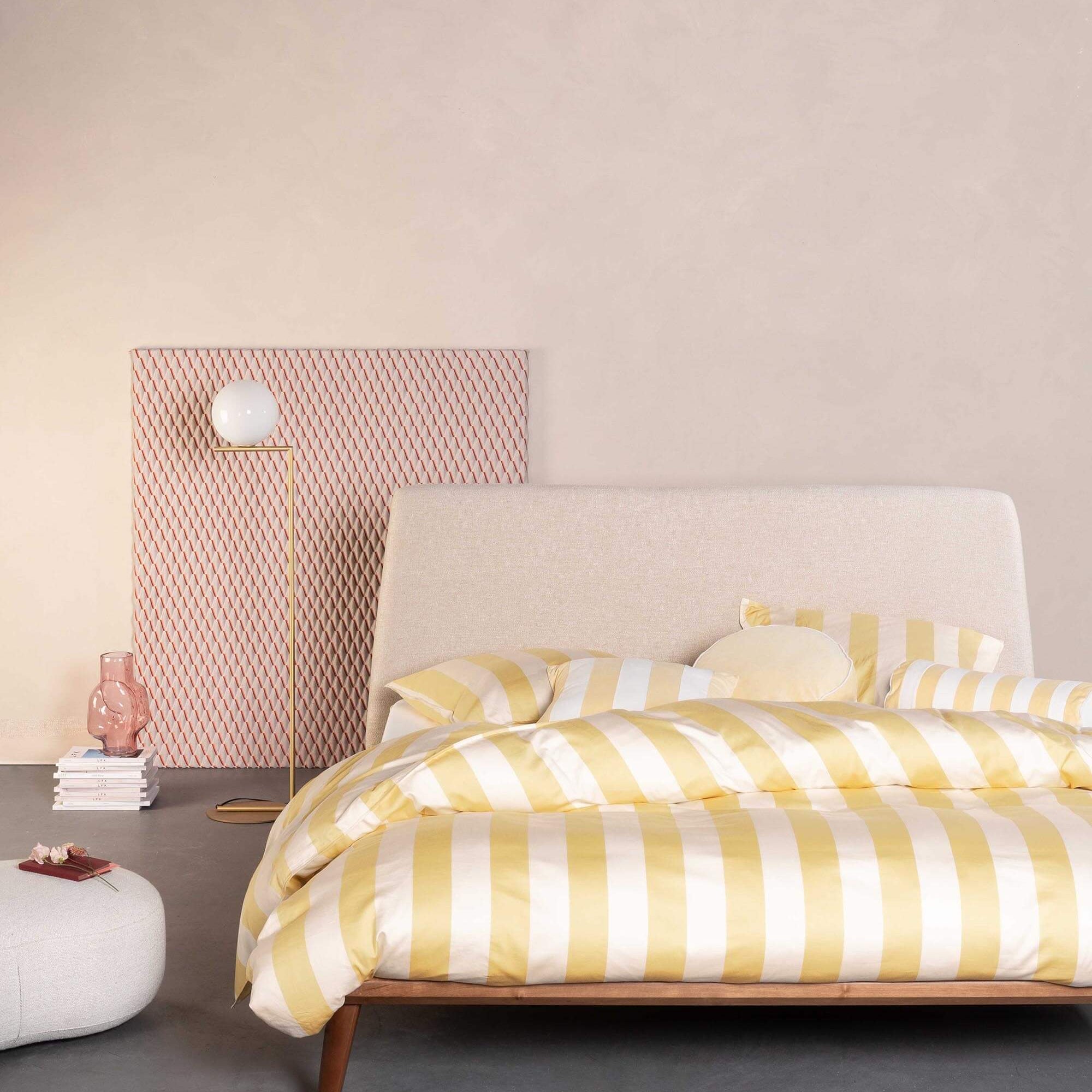 Gelb weiß gestreifte Satin Bettwäsche 135x200 von Essenza auf hellem Bett