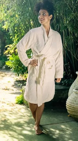 Musselin Bademantel in sand farben im Kimono-Stil, waschbar und mittellang, GOTS-zertifizierte Baumwolle