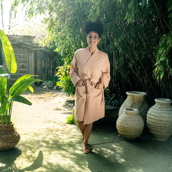 weicher bademantel in Rosé aus bio baumwolle