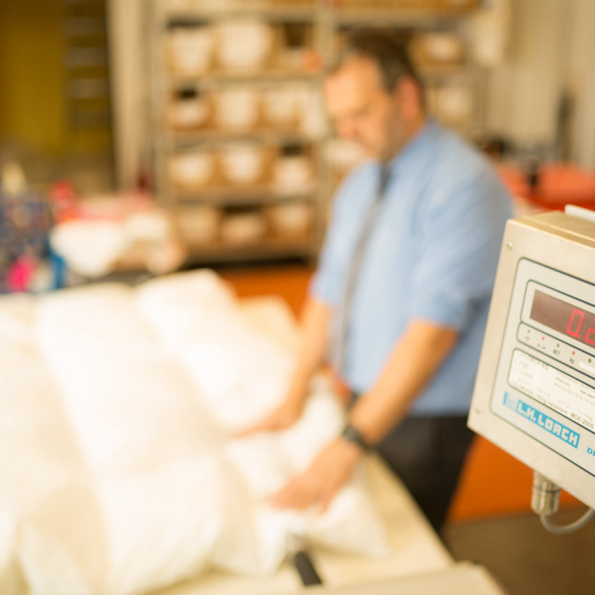 Füllung von Bettdecken in unserer Manufaktur von Zeit fürs Bett