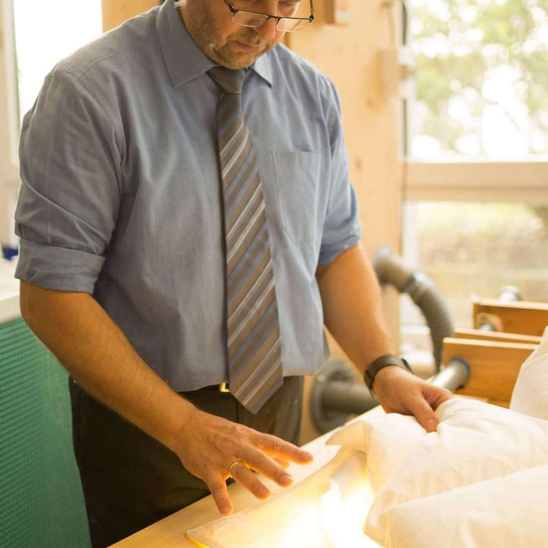 Daunendecken Qualitätskontrolle in unserer Manufaktur