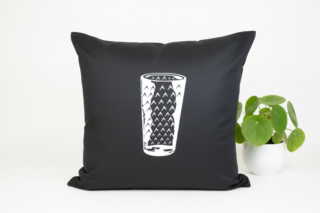 Schwarze Kissenhülle mit Geripptem Apfelwein Glas in weiß draufgedruckt. modern und stylisch.