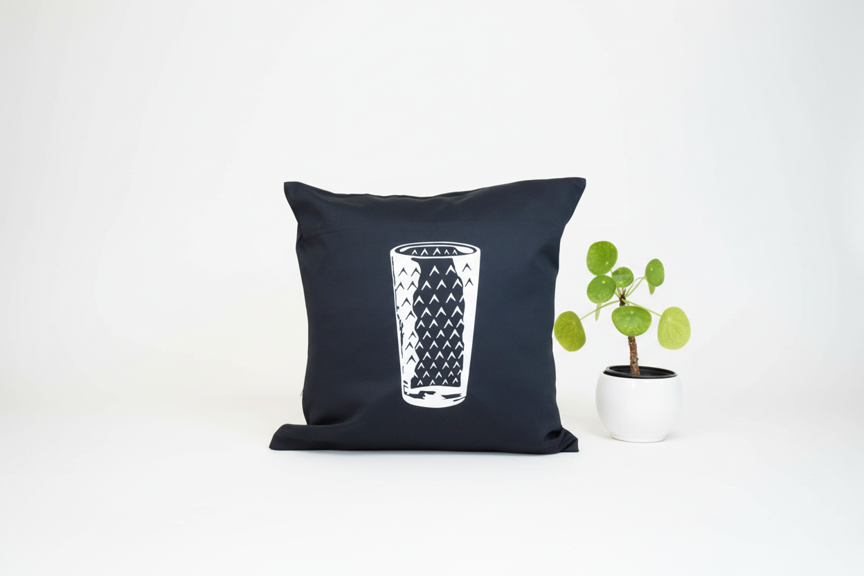 Geripptes Glas auf schwarzem Kissenbezug in 40x40 cm