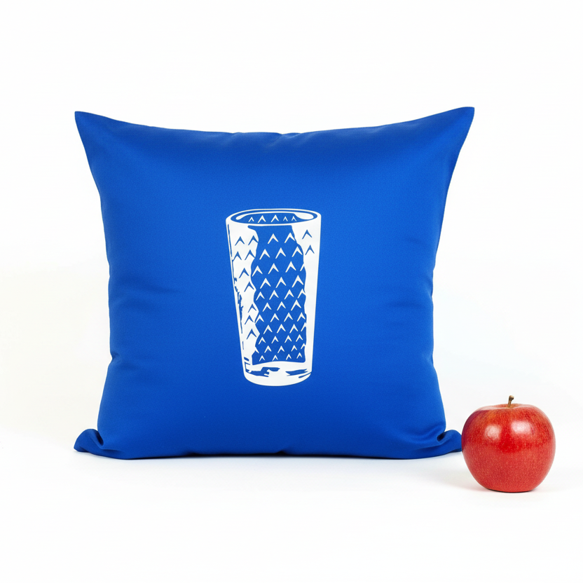Blaue Kissenhülle mit Apfelwein Glas in der Größe 50x50