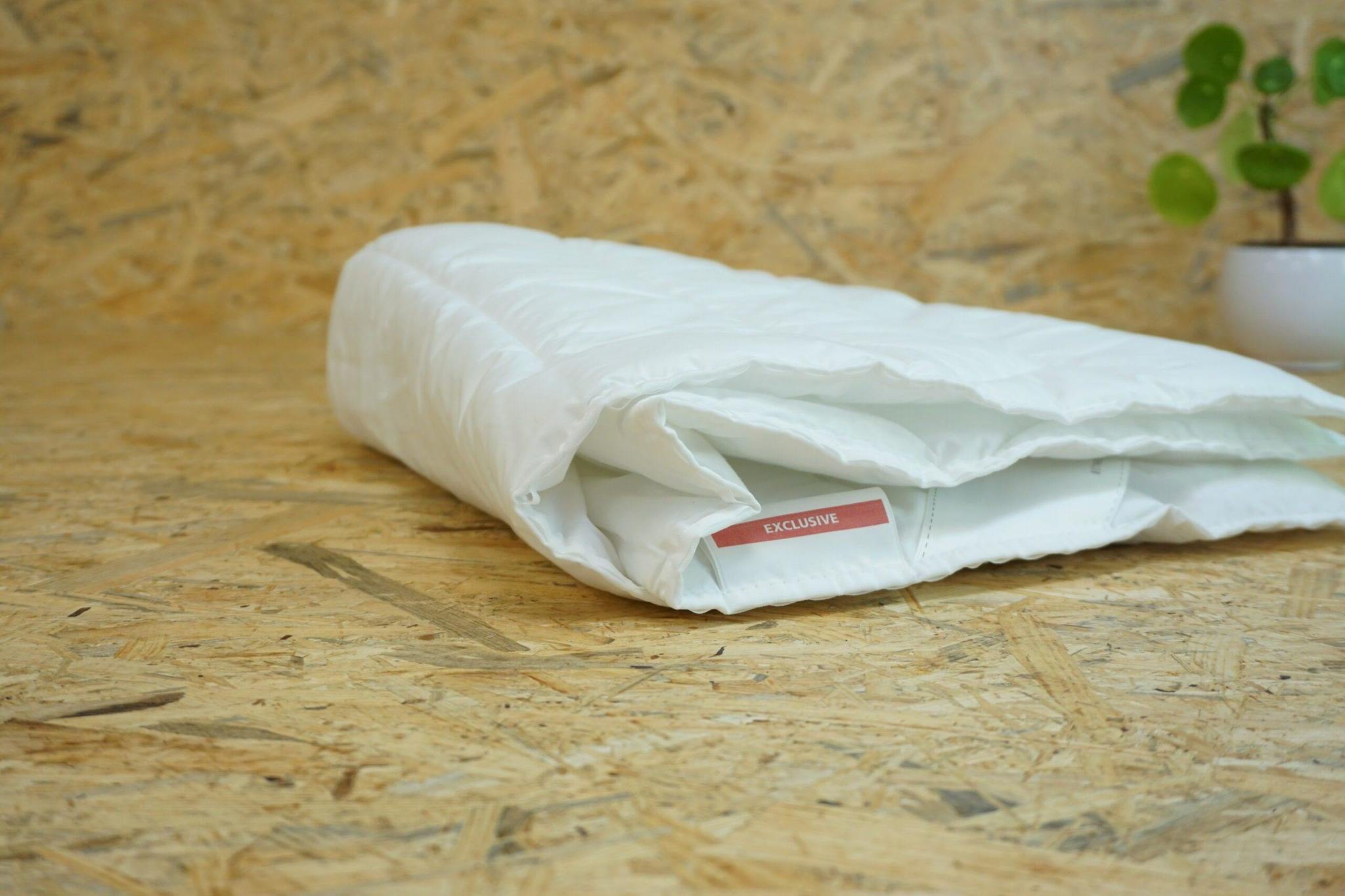 Vier Jahreszeiten Baby Bettdecke 80 × 80 aus Funktionsfasern mit Baumwollhülle. Von Traumina - made in germany