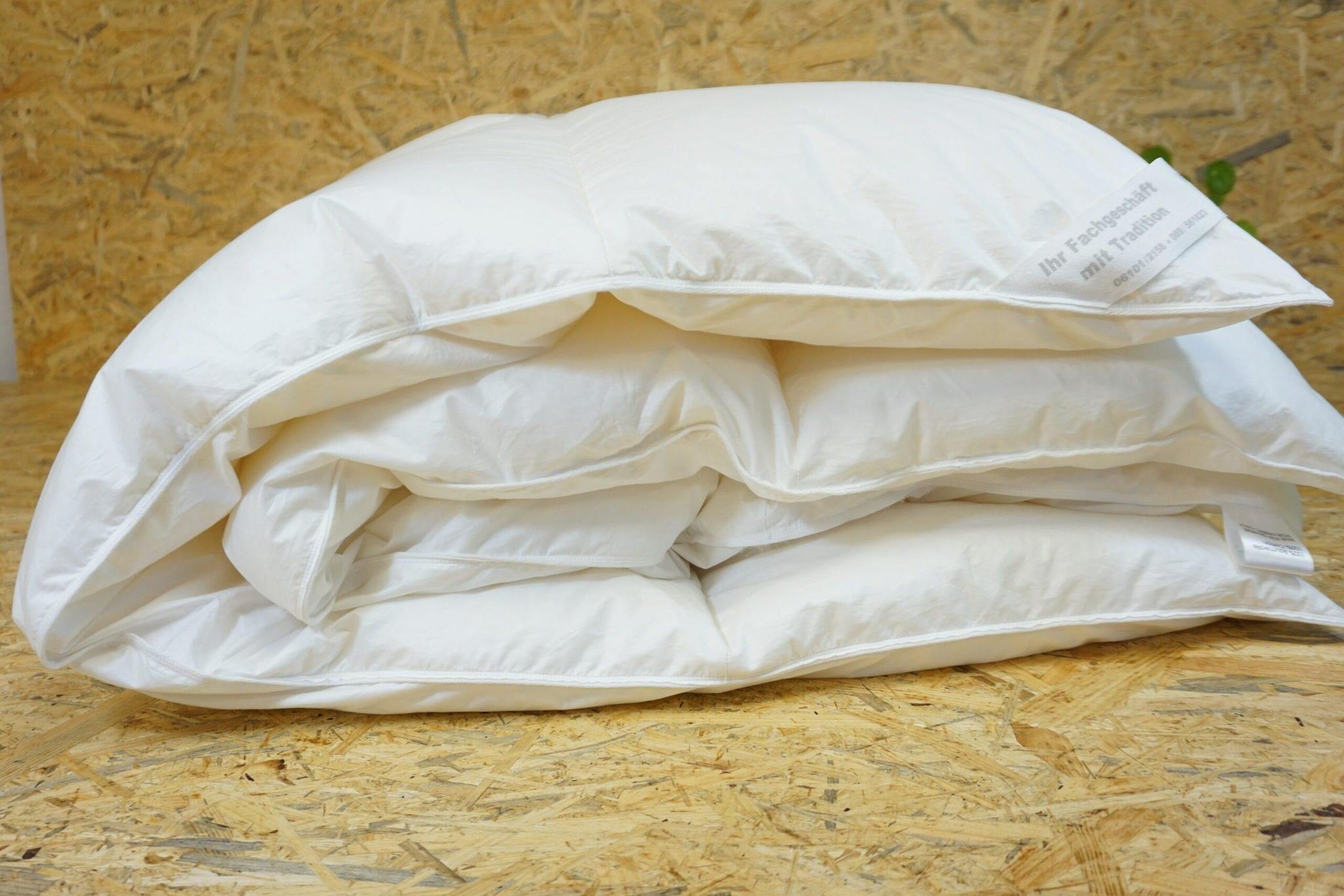 Daunen Winterdecke 135x200 cm – warme Winterbettdecke mit Landdaunenfüllung. Gefertigt in Hessen. Direkt vom hersteller.