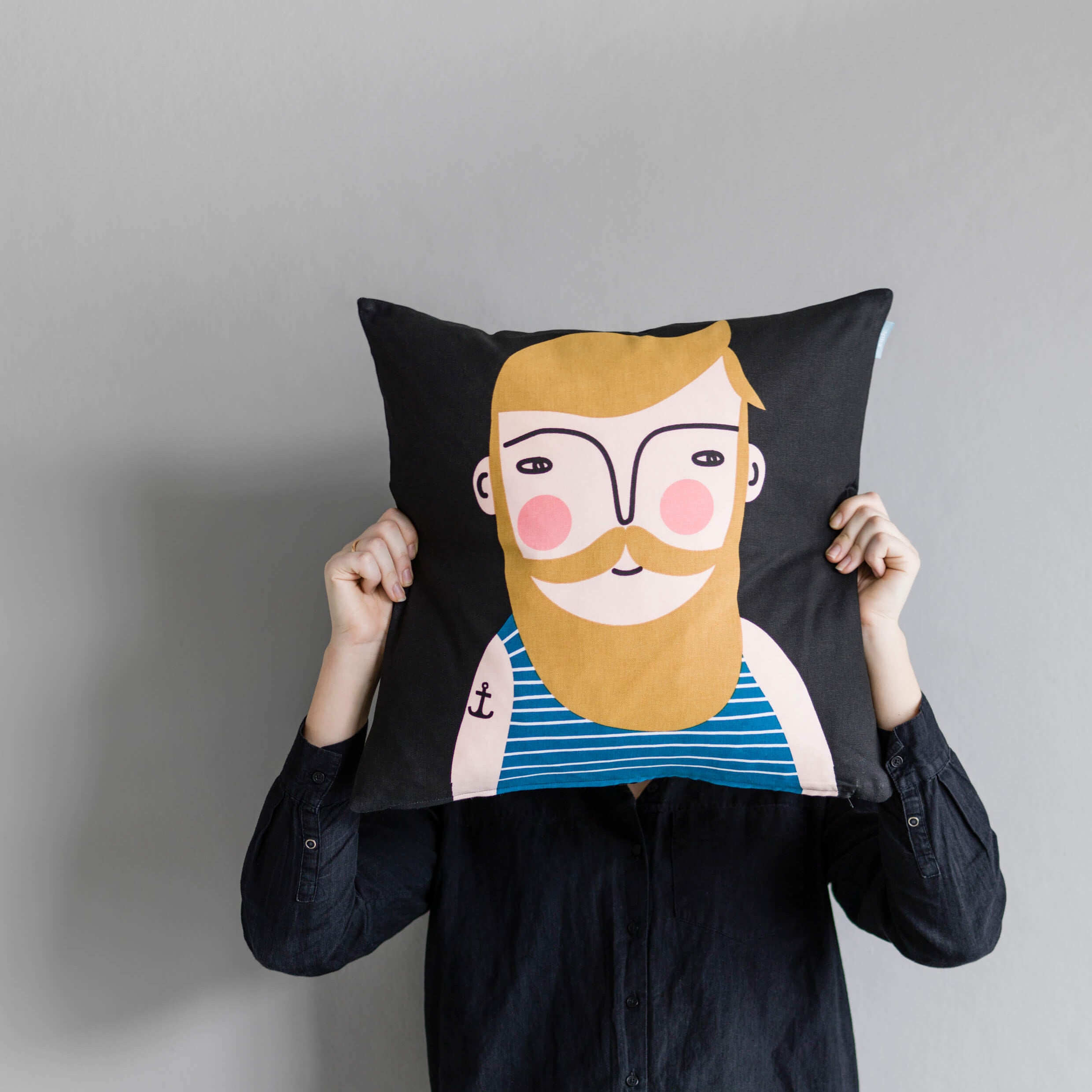 Skandinavisches Kissenbezug-Design 50x50 cm von Spira of Sweden, Modell Frank, cooler Typ mit Vollbart, Hintergrund Schwarz