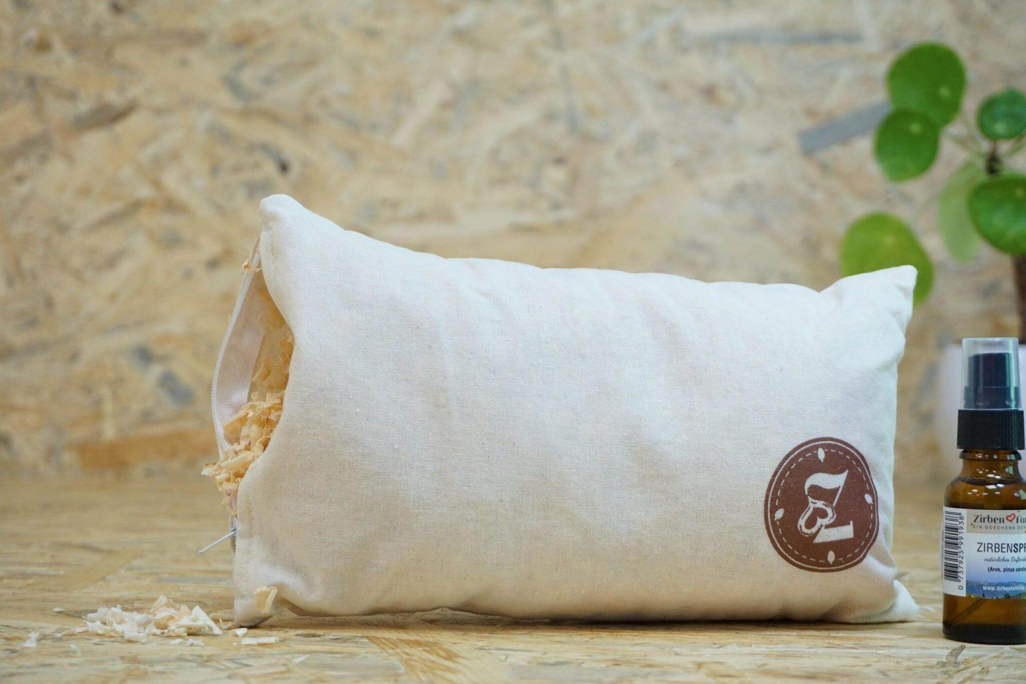 zirbenkissen mit zirbenflocken und zirbenspray