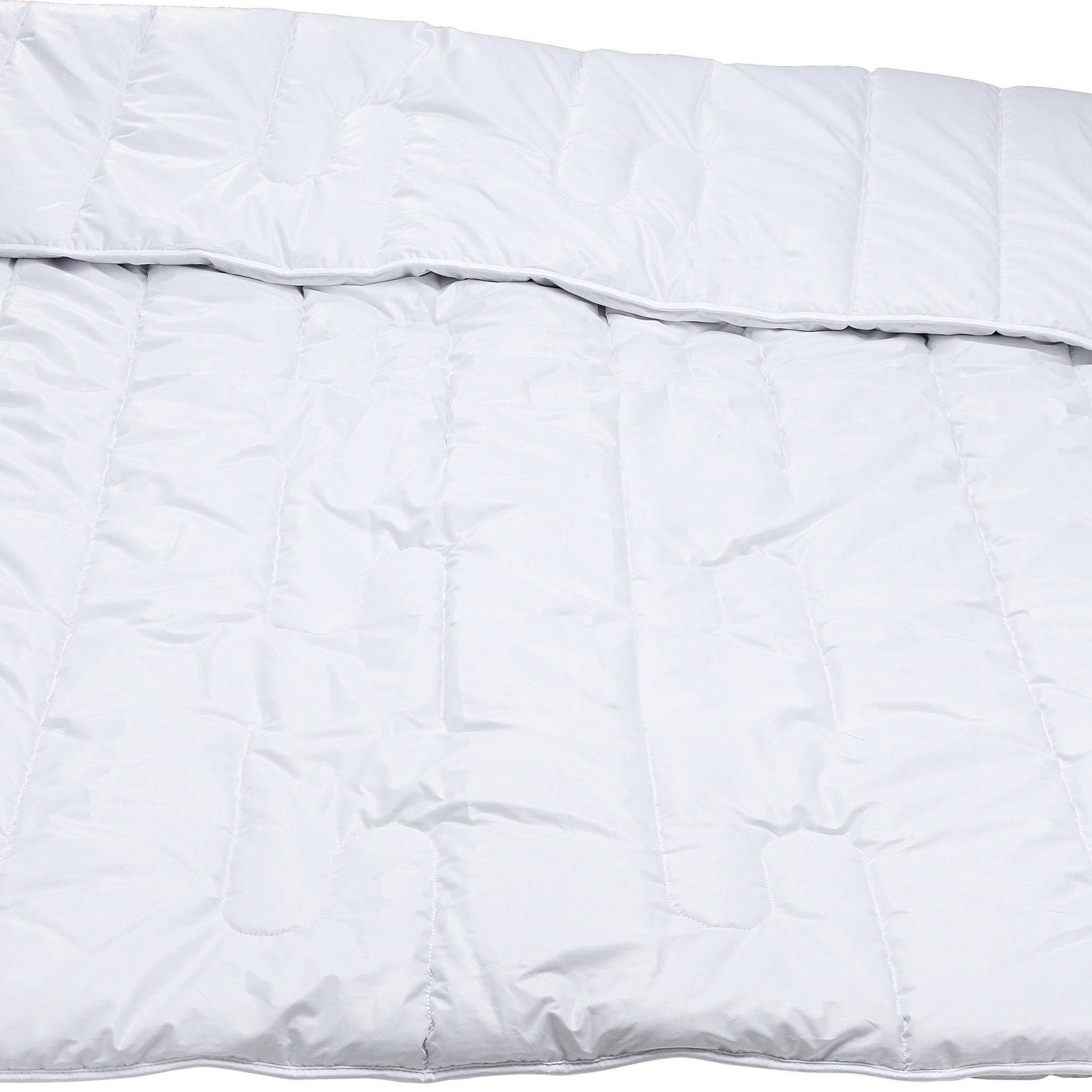 Vier Jahreszeiten Bettdecke aus Bambus in 155 x 220 cm – atmungsaktiv und pflegeleicht. Von Traumina - Made in Germany