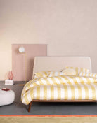 Gelb weiß gestreifte Satin Bettwäsche 135x200 von Essenza auf hellem Bett