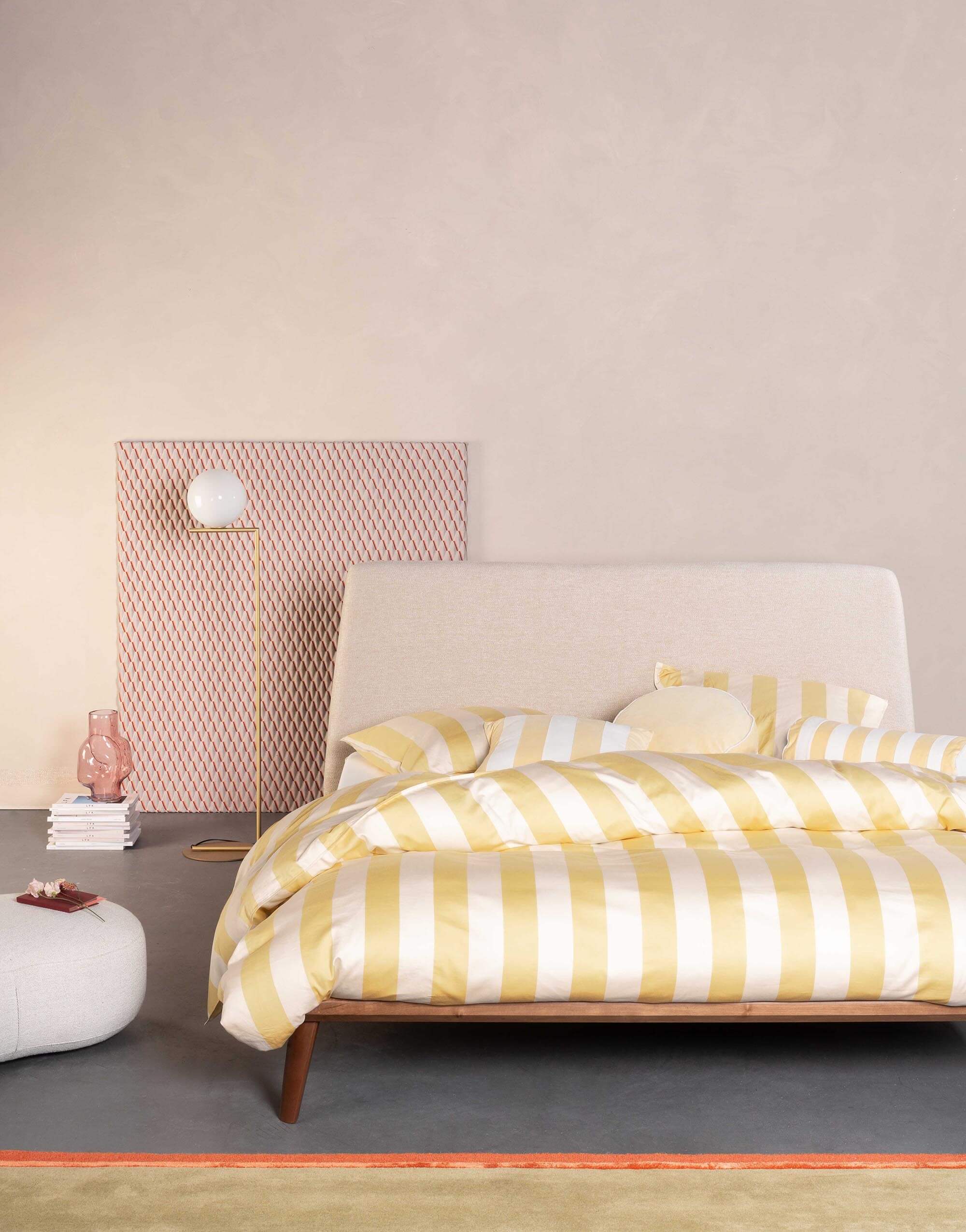 Gelb weiß gestreifte Satin Bettwäsche 135x200 von Essenza auf hellem Bett