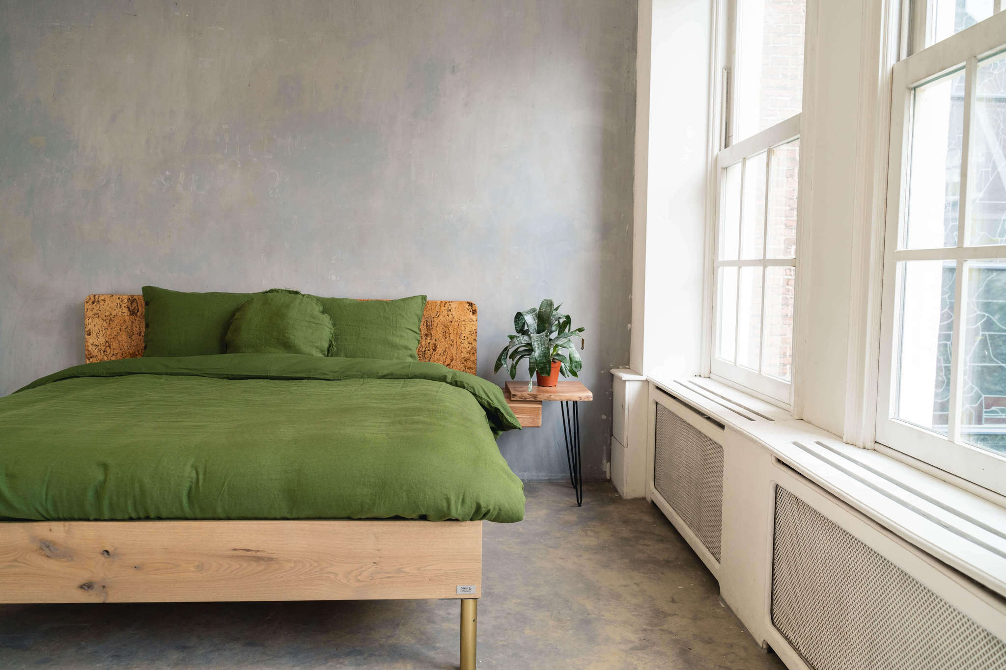 detailansicht von leinen bettwäsche in grün auf einem bett in modernem schlafzimmer