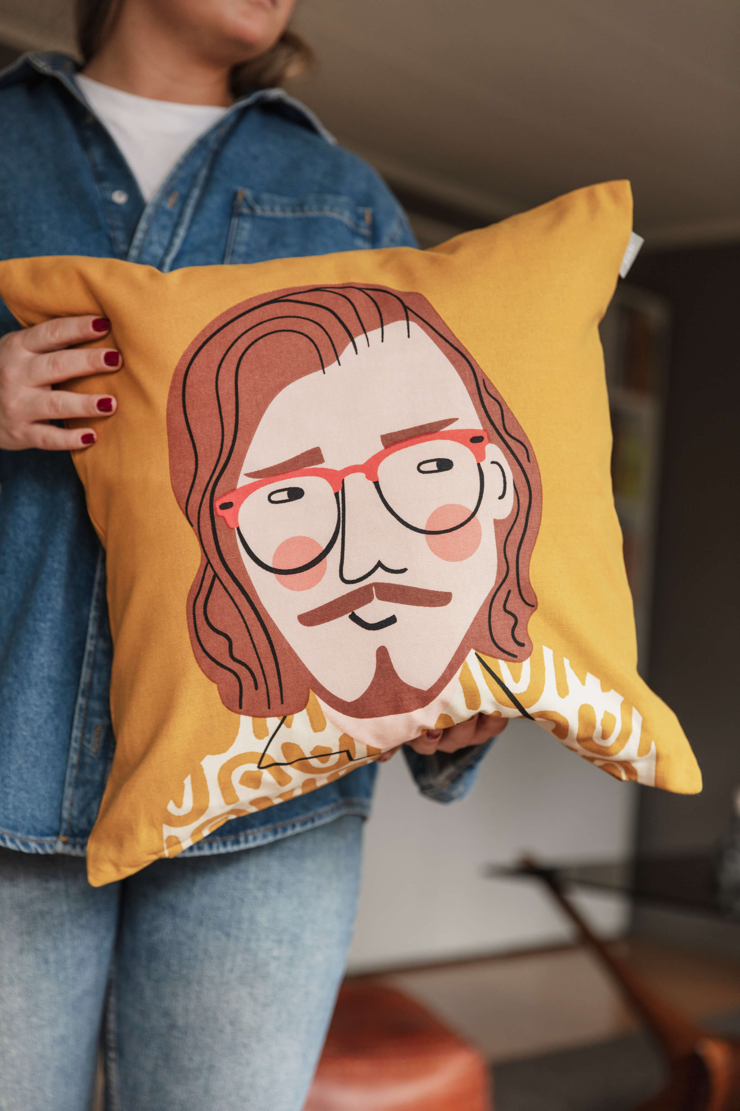 Matteo Kissenbezug von Spira mit Mann im buntem Hemd und hellen Farben im modernen skandinavischen Stil