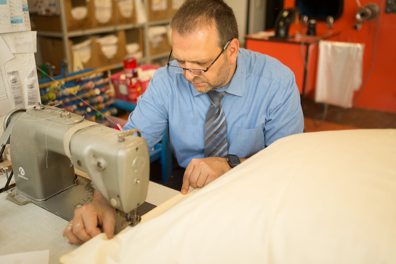 Verarbeitung von Bettdecken aus der Manufaktur von Betten Raab