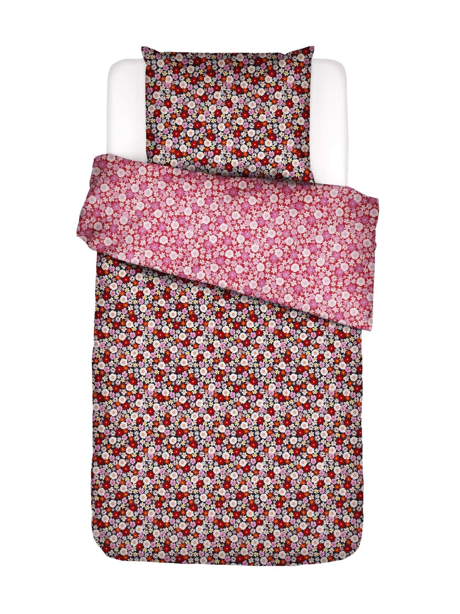 Nahaufnahme der tausend kleinen Blüten auf schwarzem GOTS Bio-Baumwollperkal