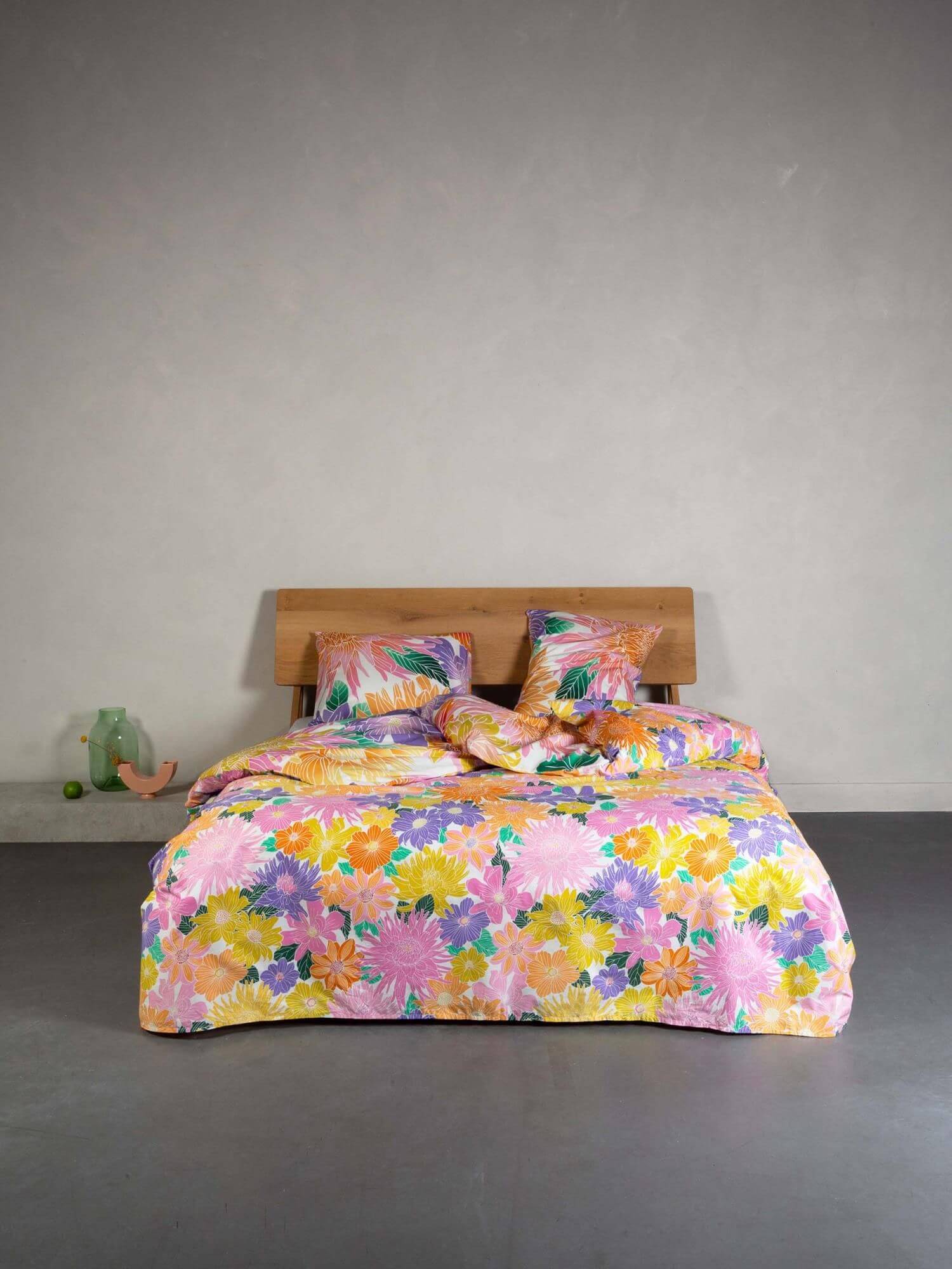 Florale Bio-Baumwollperkal Bettwäsche 135x200 in Weiß mit bunten Dahlien