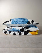 Fröhlicher Rosen-Print nach Pieter Withoos auf weißem GOTS Bio-Perkal