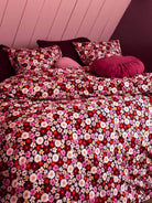 Buntes Schlafzimmer mit bunter Bio-Bettwäsche und floralem Millefleurs-Muster