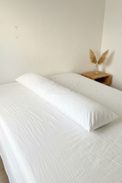 Großes Seitenschläferkissen 160 x 35 cm mit weißer Baumwoll Hülle im Bett