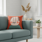 Spira dekokissen Ake in Rot mit einem Mann mit leichter Glatze, Größe 50x50 cm